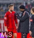 06.01.2025, Fussball 1. Bundesliga 2024/2025, Testspiel: RB Salzburg - FC Bayern Mnchen, in der Red Bull Arena Salzburg. v.li: Eric Dier (FC Bayern Mnchen) im Gesprch mit Trainer Vincent Kompany (FC Bayern Mnchen) 