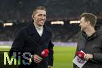 06.01.2025, Fussball 1. Bundesliga 2024/2025, Testspiel: RB Salzburg - FC Bayern Mnchen, in der Red Bull Arena Salzburg. TV-Experte Nils Petersen (li) am Mikrofon des Vereins-Senders vom FC Bayern am Spielfeldrand.