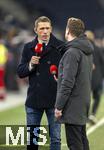 06.01.2025, Fussball 1. Bundesliga 2024/2025, Testspiel: RB Salzburg - FC Bayern Mnchen, in der Red Bull Arena Salzburg. TV-Experte Nils Petersen (li) am Mikrofon des Vereins-Senders vom FC Bayern am Spielfeldrand.