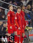 06.01.2025, Fussball 1. Bundesliga 2024/2025, Testspiel: RB Salzburg - FC Bayern Mnchen, in der Red Bull Arena Salzburg. Einwechslung, v.li: Grayson Dettoni (Bayern Mnchen), Jonathan Asp-Jensen (FC Bayern Mnchen), Jonah Kusi-Asare (Bayern Mnchen).