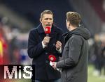 06.01.2025, Fussball 1. Bundesliga 2024/2025, Testspiel: RB Salzburg - FC Bayern Mnchen, in der Red Bull Arena Salzburg. TV-Experte Nils Petersen (li) am Mikrofon des Vereins-Senders vom FC Bayern am Spielfeldrand. 