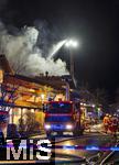 10.01.2025, Bad Wrishofen im Unterallgu, Brand in Parkhaus am Abend. In Bad Wrishofen ist kurz vor 19 Uhr ein Grobrand in einem Parkaus am Bahnhof ausgebrochen. Beim Groeinsatz der Feuerwehren waren 150 Einsatzkrfte beim Lschen beschftigt. Zwei Drehleitern bekmpfen die Flammen bers Dach.