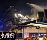 10.01.2025, Bad Wrishofen im Unterallgu, Brand in Parkhaus am Abend. In Bad Wrishofen ist kurz vor 19 Uhr ein Grobrand in einem Parkaus am Bahnhof ausgebrochen. Beim Groeinsatz der Feuerwehren waren 150 Einsatzkrfte beim Lschen beschftigt. Zwei Drehleitern bekmpfen die Flammen bers Dach.