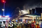 10.01.2025, Bad Wrishofen im Unterallgu, Brand in Parkhaus am Abend. In Bad Wrishofen ist kurz vor 19 Uhr ein Grobrand in einem Parkaus am Bahnhof ausgebrochen. Beim Groeinsatz der Feuerwehren waren 150 Einsatzkrfte beim Lschen beschftigt. Zwei Drehleitern bekmpfen die Flammen bers Dach.