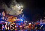 10.01.2025, Bad Wrishofen im Unterallgu, Brand in Parkhaus am Abend. In Bad Wrishofen ist kurz vor 19 Uhr ein Grobrand in einem Parkaus am Bahnhof ausgebrochen. Beim Groeinsatz der Feuerwehren waren 150 Einsatzkrfte beim Lschen beschftigt. Zwei Drehleitern bekmpfen die Flammen bers Dach.