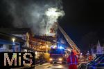 10.01.2025, Bad Wrishofen im Unterallgu, Brand in Parkhaus am Abend. In Bad Wrishofen ist kurz vor 19 Uhr ein Grobrand in einem Parkaus am Bahnhof ausgebrochen. Beim Groeinsatz der Feuerwehren waren 150 Einsatzkrfte beim Lschen beschftigt. Zwei Drehleitern bekmpfen die Flammen bers Dach.