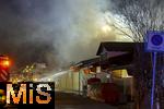 10.01.2025, Bad Wrishofen im Unterallgu, Brand in Parkhaus am Abend. In Bad Wrishofen ist kurz vor 19 Uhr ein Grobrand in einem Parkaus am Bahnhof ausgebrochen. Beim Groeinsatz der Feuerwehren waren 150 Einsatzkrfte beim Lschen beschftigt. Zwei Drehleitern bekmpfen die Flammen bers Dach.