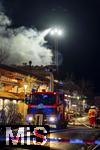 10.01.2025, Bad Wrishofen im Unterallgu, Brand in Parkhaus am Abend. In Bad Wrishofen ist kurz vor 19 Uhr ein Grobrand in einem Parkaus am Bahnhof ausgebrochen. Beim Groeinsatz der Feuerwehren waren 150 Einsatzkrfte beim Lschen beschftigt. Zwei Drehleitern bekmpfen die Flammen bers Dach.