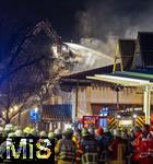 10.01.2025, Bad Wrishofen im Unterallgu, Brand in Parkhaus am Abend. In Bad Wrishofen ist kurz vor 19 Uhr ein Grobrand in einem Parkaus am Bahnhof ausgebrochen. Beim Groeinsatz der Feuerwehren waren 150 Einsatzkrfte beim Lschen beschftigt. Zwei Drehleitern bekmpfen die Flammen bers Dach.