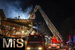 10.01.2025, Bad Wrishofen im Unterallgu, Brand in Parkhaus am Abend. In Bad Wrishofen ist kurz vor 19 Uhr ein Grobrand in einem Parkaus am Bahnhof ausgebrochen. Beim Groeinsatz der Feuerwehren waren 150 Einsatzkrfte beim Lschen beschftigt. Zwei Drehleitern bekmpfen die Flammen bers Dach.