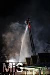 10.01.2025, Bad Wrishofen im Unterallgu, In Bad Wrishofen ist kurz vor 19 Uhr ein Grobrand in einem Parkaus am Bahnhof ausgebrochen. Beim Groeinsatz der Feuerwehren waren 160 Einsatzkrfte beim Lschen beschftigt. Mit zwei Drehleitern bekmpfen sie die Flammen bers Dach. Es entstand ein Millionen-Schaden am Gebude und den darinstehenden Autos.