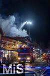 10.01.2025, Bad Wrishofen im Unterallgu, In Bad Wrishofen ist kurz vor 19 Uhr ein Grobrand in einem Parkaus am Bahnhof ausgebrochen. Beim Groeinsatz der Feuerwehren waren 160 Einsatzkrfte beim Lschen beschftigt. Mit zwei Drehleitern bekmpfen sie die Flammen bers Dach. Es entstand ein Millionen-Schaden am Gebude und den darinstehenden Autos.