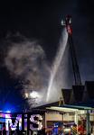 10.01.2025, Bad Wrishofen im Unterallgu, In Bad Wrishofen ist kurz vor 19 Uhr ein Grobrand in einem Parkaus am Bahnhof ausgebrochen. Beim Groeinsatz der Feuerwehren waren 160 Einsatzkrfte beim Lschen beschftigt. Mit zwei Drehleitern bekmpfen sie die Flammen bers Dach. Es entstand ein Millionen-Schaden am Gebude und den darinstehenden Autos.