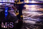 10.01.2025, Bad Wrishofen im Unterallgu, In Bad Wrishofen ist kurz vor 19 Uhr ein Grobrand in einem Parkaus am Bahnhof ausgebrochen. Beim Groeinsatz der Feuerwehren waren 160 Einsatzkrfte beim Lschen beschftigt. Mit zwei Drehleitern bekmpfen sie die Flammen bers Dach. Es entstand ein Millionen-Schaden am Gebude und den darinstehenden Autos.