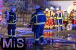 10.01.2025, Bad Wrishofen im Unterallgu, In Bad Wrishofen ist kurz vor 19 Uhr ein Grobrand in einem Parkaus am Bahnhof ausgebrochen. Beim Groeinsatz der Feuerwehren waren 160 Einsatzkrfte beim Lschen beschftigt. Mit zwei Drehleitern bekmpfen sie die Flammen bers Dach. Es entstand ein Millionen-Schaden am Gebude und den darinstehenden Autos.