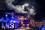 10.01.2025, Bad Wrishofen im Unterallgu, In Bad Wrishofen ist kurz vor 19 Uhr ein Grobrand in einem Parkaus am Bahnhof ausgebrochen. Beim Groeinsatz der Feuerwehren waren 160 Einsatzkrfte beim Lschen beschftigt. Mit zwei Drehleitern bekmpfen sie die Flammen bers Dach. Es entstand ein Millionen-Schaden am Gebude und den darinstehenden Autos.