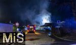 10.01.2025, Bad Wrishofen im Unterallgu, In Bad Wrishofen ist kurz vor 19 Uhr ein Grobrand in einem Parkaus am Bahnhof ausgebrochen. Beim Groeinsatz der Feuerwehren waren 160 Einsatzkrfte beim Lschen beschftigt. Mit zwei Drehleitern bekmpfen sie die Flammen bers Dach. Es entstand ein Millionen-Schaden am Gebude und den darinstehenden Autos.