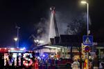 10.01.2025, Bad Wrishofen im Unterallgu, In Bad Wrishofen ist kurz vor 19 Uhr ein Grobrand in einem Parkaus am Bahnhof ausgebrochen. Beim Groeinsatz der Feuerwehren waren 160 Einsatzkrfte beim Lschen beschftigt. Mit zwei Drehleitern bekmpfen sie die Flammen bers Dach. Es entstand ein Millionen-Schaden am Gebude und den darinstehenden Autos.