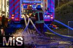 10.01.2025, Bad Wrishofen im Unterallgu, In Bad Wrishofen ist kurz vor 19 Uhr ein Grobrand in einem Parkaus am Bahnhof ausgebrochen. Beim Groeinsatz der Feuerwehren waren 160 Einsatzkrfte beim Lschen beschftigt. Mit zwei Drehleitern bekmpfen sie die Flammen bers Dach. Es entstand ein Millionen-Schaden am Gebude und den darinstehenden Autos.