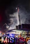 10.01.2025, Bad Wrishofen im Unterallgu, In Bad Wrishofen ist kurz vor 19 Uhr ein Grobrand in einem Parkaus am Bahnhof ausgebrochen. Beim Groeinsatz der Feuerwehren waren 160 Einsatzkrfte beim Lschen beschftigt. Mit zwei Drehleitern bekmpfen sie die Flammen bers Dach. Es entstand ein Millionen-Schaden am Gebude und den darinstehenden Autos.