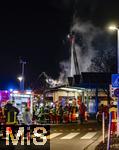 10.01.2025, Bad Wrishofen im Unterallgu, In Bad Wrishofen ist kurz vor 19 Uhr ein Grobrand in einem Parkaus am Bahnhof ausgebrochen. Beim Groeinsatz der Feuerwehren waren 160 Einsatzkrfte beim Lschen beschftigt. Mit zwei Drehleitern bekmpfen sie die Flammen bers Dach. Es entstand ein Millionen-Schaden am Gebude und den darinstehenden Autos.