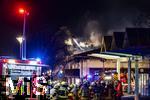 10.01.2025, Bad Wrishofen im Unterallgu, In Bad Wrishofen ist kurz vor 19 Uhr ein Grobrand in einem Parkaus am Bahnhof ausgebrochen. Beim Groeinsatz der Feuerwehren waren 160 Einsatzkrfte beim Lschen beschftigt. Mit zwei Drehleitern bekmpfen sie die Flammen bers Dach. Es entstand ein Millionen-Schaden am Gebude und den darinstehenden Autos.