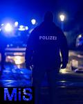 10.01.2025, Bad Wrishofen im Unterallgu, In Bad Wrishofen ist kurz vor 19 Uhr ein Grobrand in einem Parkaus am Bahnhof ausgebrochen. Beim Groeinsatz der Feuerwehren waren 160 Einsatzkrfte beim Lschen beschftigt. Mit zwei Drehleitern bekmpfen sie die Flammen bers Dach. Es entstand ein Millionen-Schaden am Gebude und den darinstehenden Autos. Polizisten sichern die Zufahrten ab.