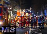 10.01.2025, Bad Wrishofen im Unterallgu, In Bad Wrishofen ist kurz vor 19 Uhr ein Grobrand in einem Parkaus am Bahnhof ausgebrochen. Beim Groeinsatz der Feuerwehren waren 160 Einsatzkrfte beim Lschen beschftigt. Mit zwei Drehleitern bekmpfen sie die Flammen bers Dach. Es entstand ein Millionen-Schaden am Gebude und den darinstehenden Autos.