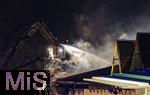 10.01.2025, Bad Wrishofen im Unterallgu, In Bad Wrishofen ist kurz vor 19 Uhr ein Grobrand in einem Parkaus am Bahnhof ausgebrochen. Beim Groeinsatz der Feuerwehren waren 160 Einsatzkrfte beim Lschen beschftigt. Mit zwei Drehleitern bekmpfen sie die Flammen bers Dach. Es entstand ein Millionen-Schaden am Gebude und den darinstehenden Autos.