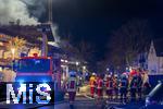 10.01.2025, Bad Wrishofen im Unterallgu, In Bad Wrishofen ist kurz vor 19 Uhr ein Grobrand in einem Parkaus am Bahnhof ausgebrochen. Beim Groeinsatz der Feuerwehren waren 160 Einsatzkrfte beim Lschen beschftigt. Mit zwei Drehleitern bekmpfen sie die Flammen bers Dach. Es entstand ein Millionen-Schaden am Gebude und den darinstehenden Autos.