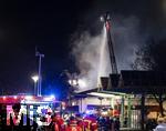 10.01.2025, Bad Wrishofen im Unterallgu, In Bad Wrishofen ist kurz vor 19 Uhr ein Grobrand in einem Parkaus am Bahnhof ausgebrochen. Beim Groeinsatz der Feuerwehren waren 160 Einsatzkrfte beim Lschen beschftigt. Mit zwei Drehleitern bekmpfen sie die Flammen bers Dach. Es entstand ein Millionen-Schaden am Gebude und den darinstehenden Autos.