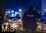 10.01.2025, Bad Wrishofen im Unterallgu, In Bad Wrishofen ist kurz vor 19 Uhr ein Grobrand in einem Parkaus am Bahnhof ausgebrochen. Beim Groeinsatz der Feuerwehren waren 160 Einsatzkrfte beim Lschen beschftigt. Mit zwei Drehleitern bekmpfen sie die Flammen bers Dach. Es entstand ein Millionen-Schaden am Gebude und den darinstehenden Autos. Polizisten sichern die Zufahrten ab.