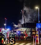 10.01.2025, Bad Wrishofen im Unterallgu, In Bad Wrishofen ist kurz vor 19 Uhr ein Grobrand in einem Parkaus am Bahnhof ausgebrochen. Beim Groeinsatz der Feuerwehren waren 160 Einsatzkrfte beim Lschen beschftigt. Mit zwei Drehleitern bekmpfen sie die Flammen bers Dach. Es entstand ein Millionen-Schaden am Gebude und den darinstehenden Autos.