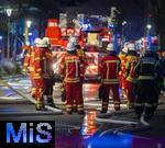 10.01.2025, Bad Wrishofen im Unterallgu, In Bad Wrishofen ist kurz vor 19 Uhr ein Grobrand in einem Parkaus am Bahnhof ausgebrochen. Beim Groeinsatz der Feuerwehren waren 160 Einsatzkrfte beim Lschen beschftigt. Mit zwei Drehleitern bekmpfen sie die Flammen bers Dach. Es entstand ein Millionen-Schaden am Gebude und den darinstehenden Autos.