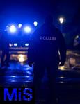 10.01.2025, Bad Wrishofen im Unterallgu, In Bad Wrishofen ist kurz vor 19 Uhr ein Grobrand in einem Parkaus am Bahnhof ausgebrochen. Beim Groeinsatz der Feuerwehren waren 160 Einsatzkrfte beim Lschen beschftigt. Mit zwei Drehleitern bekmpfen sie die Flammen bers Dach. Es entstand ein Millionen-Schaden am Gebude und den darinstehenden Autos. Polizisten sichern die Zufahrten ab.