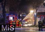 10.01.2025, Bad Wrishofen im Unterallgu, In Bad Wrishofen ist kurz vor 19 Uhr ein Grobrand in einem Parkaus am Bahnhof ausgebrochen. Beim Groeinsatz der Feuerwehren waren 160 Einsatzkrfte beim Lschen beschftigt. Mit zwei Drehleitern bekmpfen sie die Flammen bers Dach. Es entstand ein Millionen-Schaden am Gebude und den darinstehenden Autos.