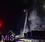 10.01.2025, Bad Wrishofen im Unterallgu, In Bad Wrishofen ist kurz vor 19 Uhr ein Grobrand in einem Parkaus am Bahnhof ausgebrochen. Beim Groeinsatz der Feuerwehren waren 160 Einsatzkrfte beim Lschen beschftigt. Mit zwei Drehleitern bekmpfen sie die Flammen bers Dach. Es entstand ein Millionen-Schaden am Gebude und den darinstehenden Autos.