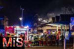 10.01.2025, Bad Wrishofen im Unterallgu, In Bad Wrishofen ist kurz vor 19 Uhr ein Grobrand in einem Parkaus am Bahnhof ausgebrochen. Beim Groeinsatz der Feuerwehren waren 160 Einsatzkrfte beim Lschen beschftigt. Mit zwei Drehleitern bekmpfen sie die Flammen bers Dach. Es entstand ein Millionen-Schaden am Gebude und den darinstehenden Autos.