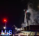 10.01.2025, Bad Wrishofen im Unterallgu, In Bad Wrishofen ist kurz vor 19 Uhr ein Grobrand in einem Parkaus am Bahnhof ausgebrochen. Beim Groeinsatz der Feuerwehren waren 160 Einsatzkrfte beim Lschen beschftigt. Mit zwei Drehleitern bekmpfen sie die Flammen bers Dach. Es entstand ein Millionen-Schaden am Gebude und den darinstehenden Autos.