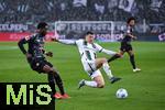 11.01.2025, Fussball 1. Bundesliga 2024/2025, 16. Spieltag, Borussia Mnchengladbach - FC Bayern Mnchen, im Borussia-Park Mnchengladbach. Alphonso Davies (FC Bayern Mnchen) (l), Stefan Lainer (Borussia Mnchengladbach) (r)

