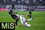 11.01.2025, Fussball 1. Bundesliga 2024/2025, 16. Spieltag, Borussia Mnchengladbach - FC Bayern Mnchen, im Borussia-Park Mnchengladbach. Alphonso Davies (FC Bayern Mnchen) (l), Stefan Lainer (Borussia Mnchengladbach) (r)

