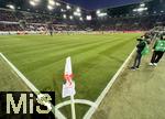 12.01.2025, Fussball 1. Bundesliga 2024/2025, 16. Spieltag, FC Augsburg - VfB Stuttgart, in der WWK-Arena Augsburg, Der neue Rasen sieht saftig grn aus, das Fernsehteam filmt den Rasen 
 

