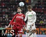 12.01.2025, Fussball 1. Bundesliga 2024/2025, 16. Spieltag, FC Augsburg - VfB Stuttgart, in der WWK-Arena Augsburg, v.l. Atakan Karazor (Stuttgart) gegen Robert Gumny (FC Augsburg) 
 

