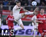 12.01.2025, Fussball 1. Bundesliga 2024/2025, 16. Spieltag, FC Augsburg - VfB Stuttgart, in der WWK-Arena Augsburg, Jeffrey Gouweleeuw (FC Augsburg) am Ball.
 

