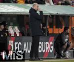 12.01.2025, Fussball 1. Bundesliga 2024/2025, 16. Spieltag, FC Augsburg - VfB Stuttgart, in der WWK-Arena Augsburg, Trainer Jess Thorup (FC Augsburg) nachdenklich.
 

