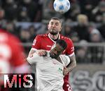 12.01.2025, Fussball 1. Bundesliga 2024/2025, 16. Spieltag, FC Augsburg - VfB Stuttgart, in der WWK-Arena Augsburg, v.l. Samuel Emmanuel Essende Mbongu (FC Augsburg) gegen Deniz Undav (Stuttgart) 
 

