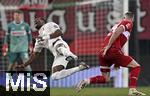 12.01.2025, Fussball 1. Bundesliga 2024/2025, 16. Spieltag, FC Augsburg - VfB Stuttgart, in der WWK-Arena Augsburg, Ogochukwu Frank Onyeka (Augsburg) segelt durch die Luft gegen Jeff Chabot (Stuttgart) 
 

