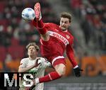 12.01.2025, Fussball 1. Bundesliga 2024/2025, 16. Spieltag, FC Augsburg - VfB Stuttgart, in der WWK-Arena Augsburg, Jacob Bruun Larsen (Stuttgart) spektakulr am Ball.
 

