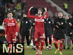 12.01.2025, Fussball 1. Bundesliga 2024/2025, 16. Spieltag, FC Augsburg - VfB Stuttgart, in der WWK-Arena Augsburg, v.l. Angelo Stiller (Stuttgart), Atakan Karazor (Stuttgart) und Maximilian Mittelstdt (Stuttgart) feiern nach dem Spiel.
 

