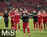 12.01.2025, Fussball 1. Bundesliga 2024/2025, 16. Spieltag, FC Augsburg - VfB Stuttgart, in der WWK-Arena Augsburg, Schlussjubel der Stuttgarter nach dem Sieg. Torschtze Deniz Undav (mitte, Stuttgart) wird von den Fans und der Mannschaft gefeiert. 